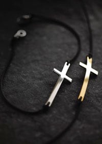 Bracelets Croix sur cordon