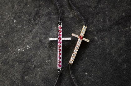 bracelets croix sur cordon 