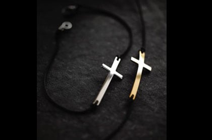bracelets croix sur cordon 